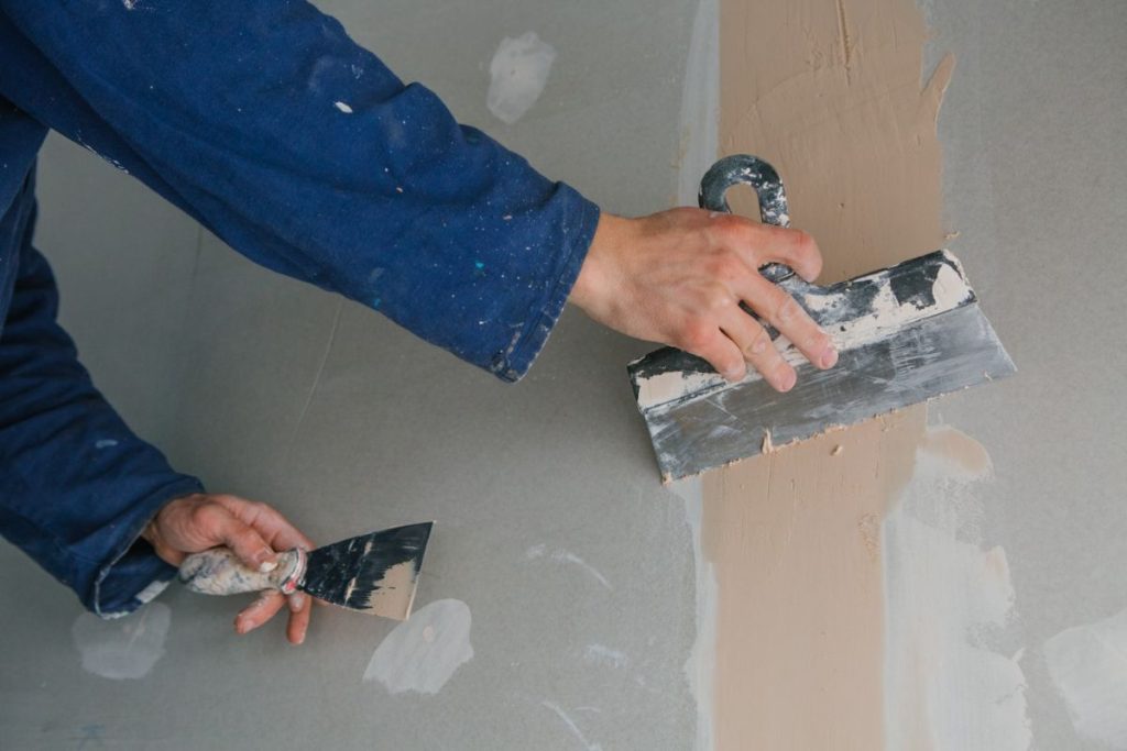 Conseils pour réparer les fissures et imperfections avant de peindre vos murs