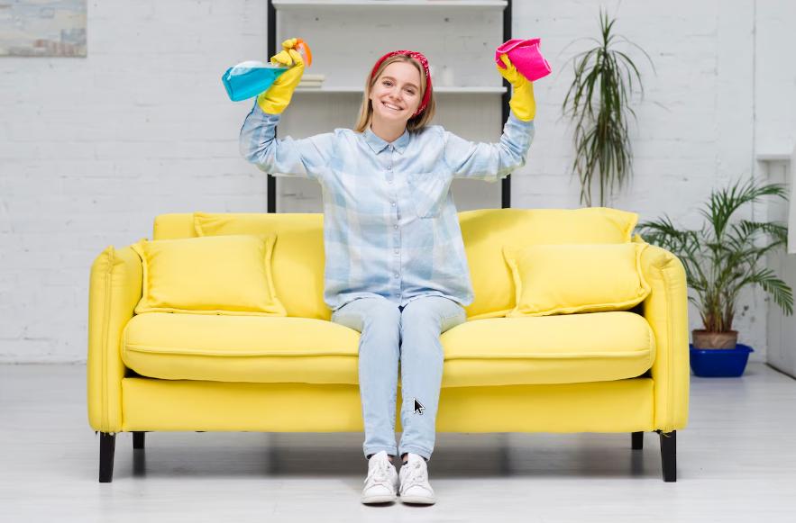 Quels produits sont recommandés pour le nettoyage d'un canapé en tissu ?