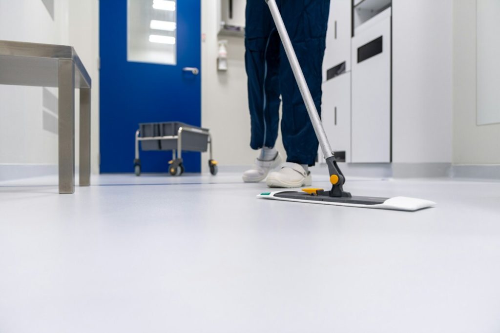 Adoptez les meilleures pratiques de nettoyage pour votre sol industriel