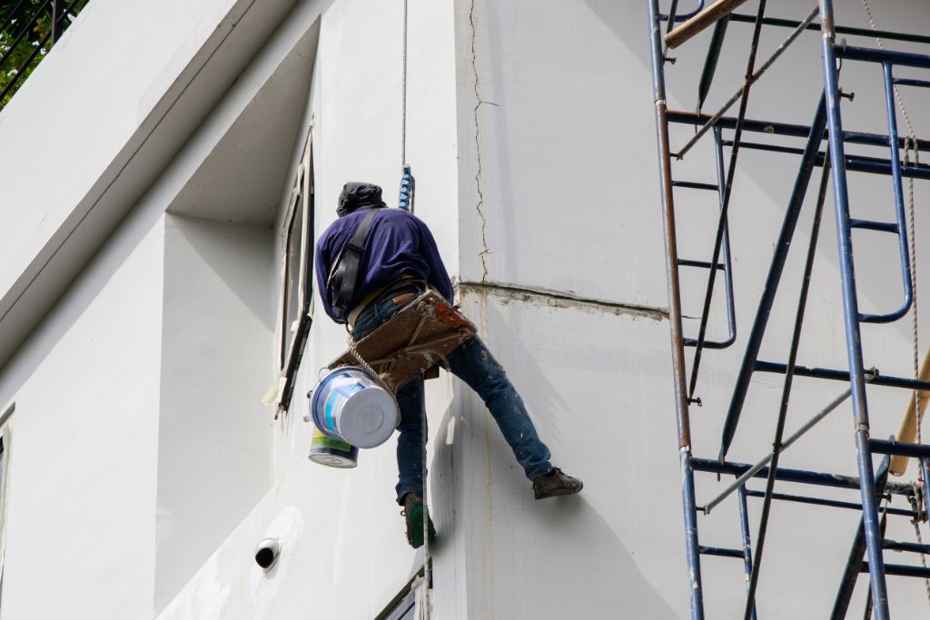 Guide des étapes clés pour une peinture de façade réussie