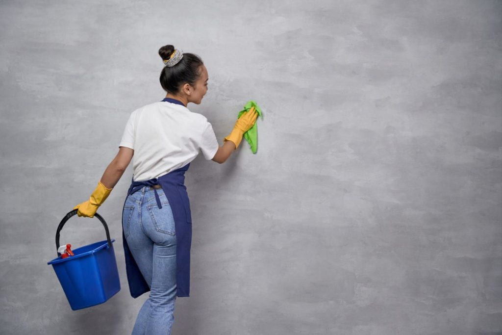 Nettoyer les surfaces sans endommager la peinture fraîche : astuces de pros