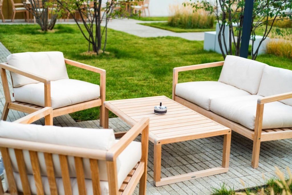 13-Conseils pratiques pour aménager un patio en béton confortable et esthétique